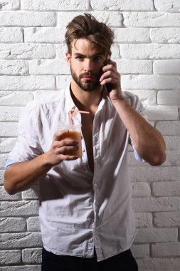 Yakışıklı, sakallı, maço, seksi adam.