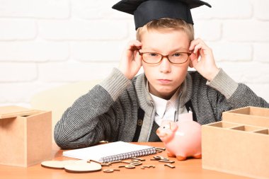 Genç, sevimli, küçük öğrenci.