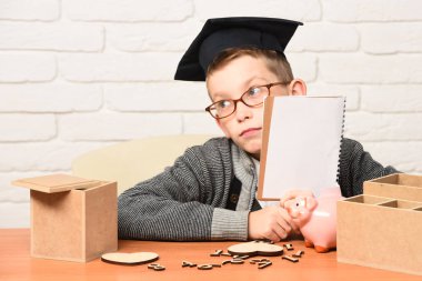 Genç, sevimli, küçük öğrenci.