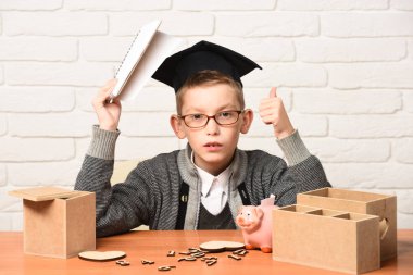 Genç, sevimli, küçük öğrenci.