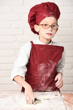 Lekeli tatlı aşçı çocuk.