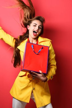 Kazıklı, gülümseyen renkli kız.