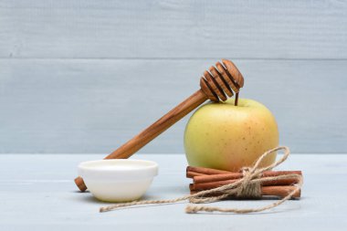 Bal ve tarçın ile yeşil elma