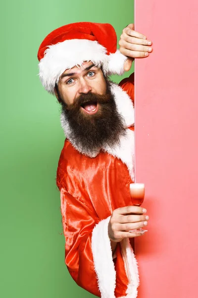 Смішний бородатий Санта Клаус чоловік — стокове фото