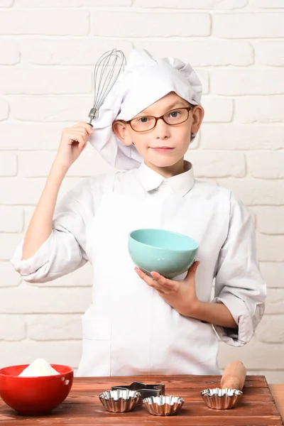 Ciddi çocuk, sevimli aşçı şefi. — Stok fotoğraf