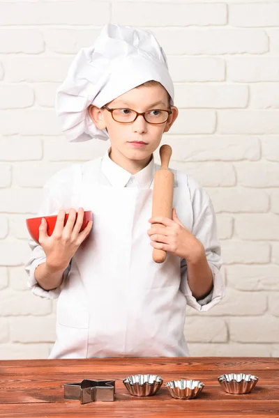 Allvarlig pojke söt kock kock — Stockfoto