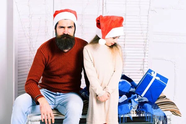 Santa man met blond meisje — Stockfoto