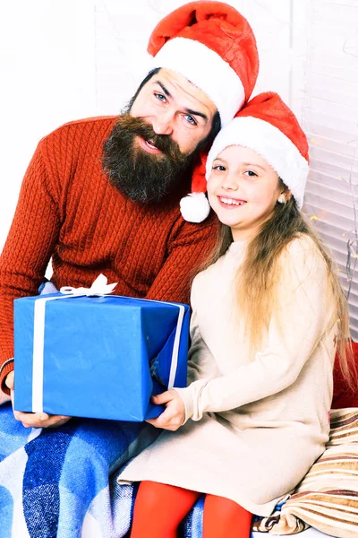 Santa man met blond meisje — Stockfoto