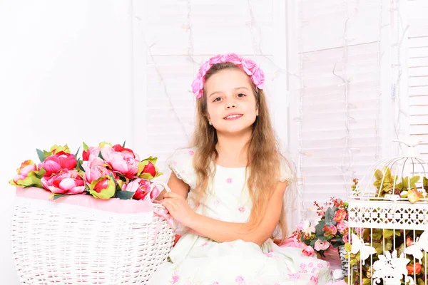 Menina loira bonito com flores — Fotografia de Stock