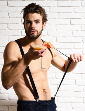 Yakışıklı, sakallı, maço, seksi adam.