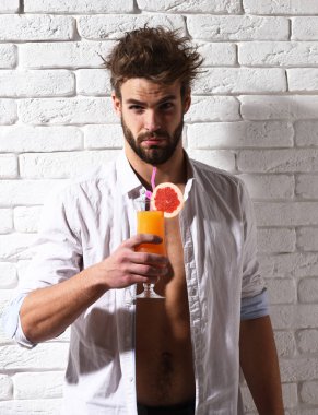 Yakışıklı, sakallı, maço, seksi adam.