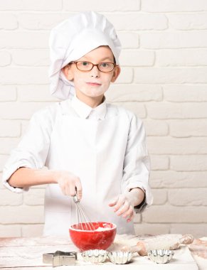 Lekeli tatlı aşçı çocuk.