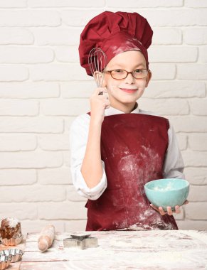 Lekeli tatlı aşçı çocuk.