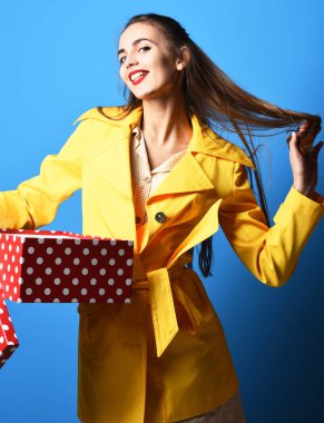 Kazıklı, gülümseyen renkli kız.