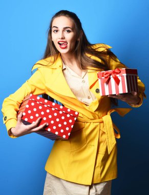 Kazıklı, gülümseyen renkli kız.