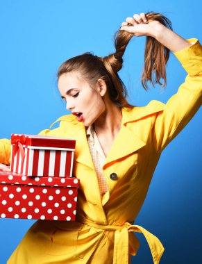 Mandallı, renkli bir kız.