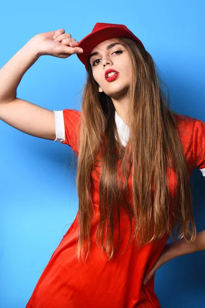 Chica colorida seria con gorra —  Fotos de Stock