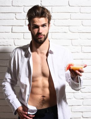 Yakışıklı, sakallı, maço, seksi adam.