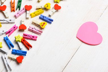 Sevgililer kalp ile renkli clothespins dönüştürün