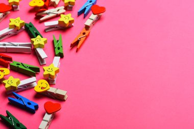 Pembe üzerinde renkli clothespins dönüştürün