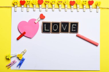 beyaz kağıt tutan clothespins dönüştürün