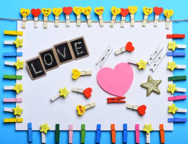 beyaz kağıt tutan clothespins dönüştürün