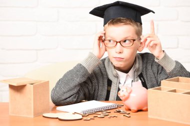 Genç, sevimli, küçük öğrenci.