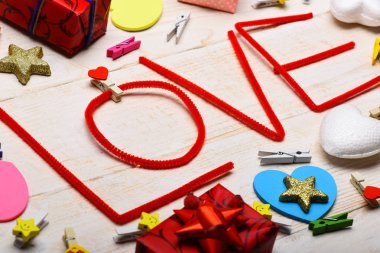 Sevgililer günü kartları hediye ile