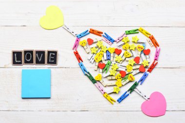 Sevgililer kalp clothespins yapılan