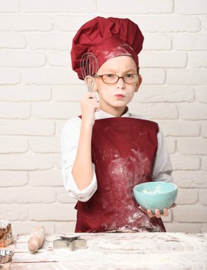 Lekeli tatlı aşçı çocuk.