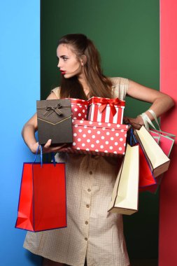 çanta ile ciddi renkli kız