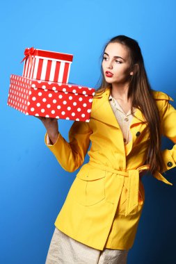 hediye kutusu ile ciddi renkli kız