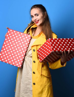 hediye kutusu ile gülümseyen renkli kız