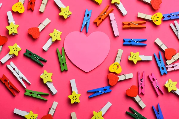 Colorida clothespins com coração dos namorados — Fotografia de Stock