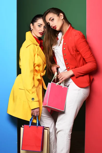 Ernstige meisjes met kleurrijke tassen — Stockfoto