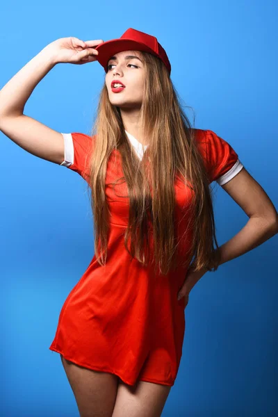 Vážná barevná dívka s čepicí — Stock fotografie