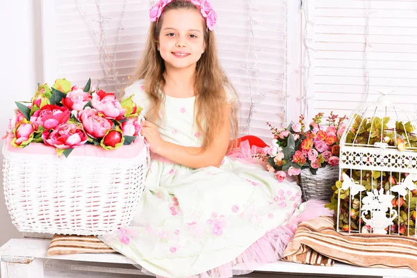 Menina loira bonito com flores — Fotografia de Stock