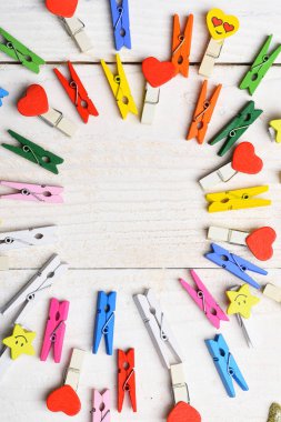 Daire içinde renkli clothespins dönüştürün