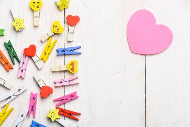 Sevgililer kalp ile renkli clothespins dönüştürün