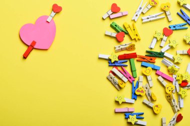 pembe Sevgililer clothespins ile