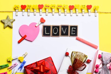 beyaz kağıt tutan clothespins dönüştürün