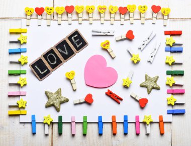 beyaz kağıt tutan clothespins dönüştürün