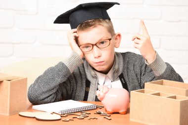 Genç, sevimli, küçük öğrenci.