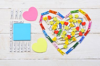 Sevgililer kalp clothespins yapılan