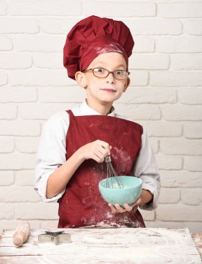 Lekeli tatlı aşçı çocuk.