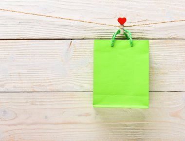 Yeşil paket clothesline üzerinde asılı