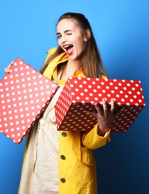 hediye kutusu ile gülümseyen renkli kız