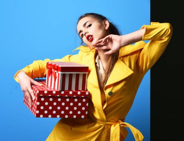 hediye kutusu ile ciddi renkli kız