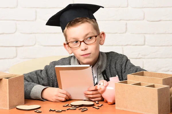 Jovem bonito pequeno aluno menino — Fotografia de Stock