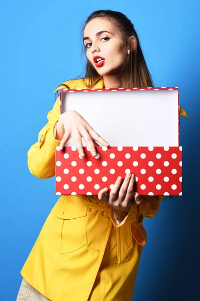 Серьезная красочная девушка с настоящей коробочкой — стоковое фото